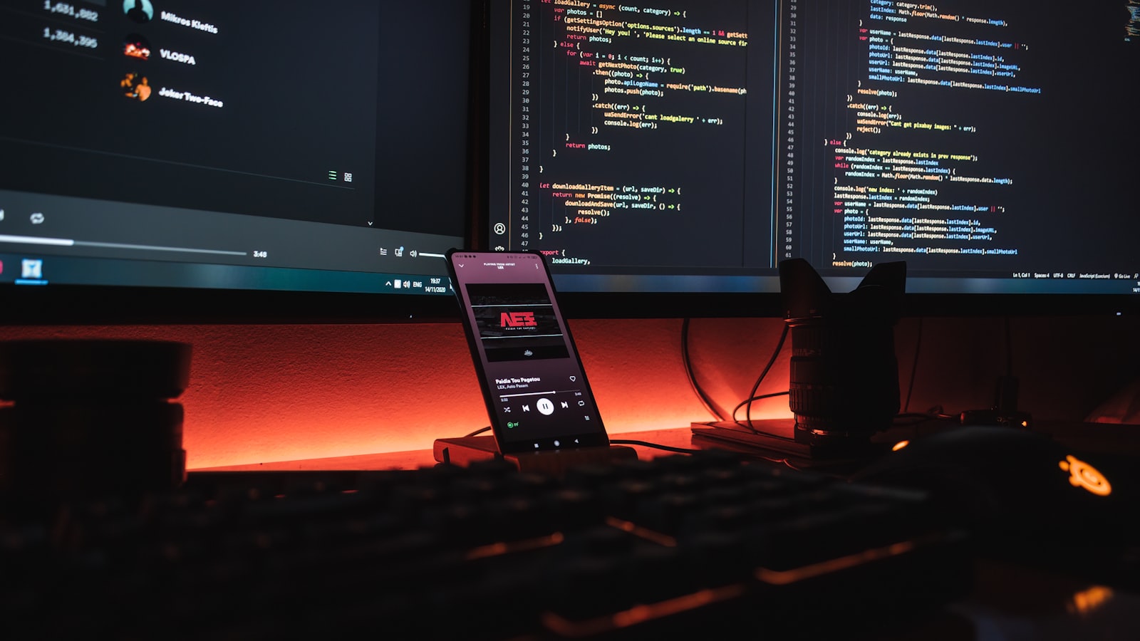 Een developer werkt aan een laptop in een licht, modern kantoor, met notities en een koffie op het bureau.